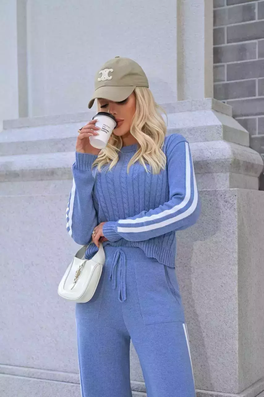 Conjunto blusa de trança e calça com listras laterais