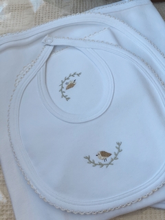 SET Manta Bordada + babero + babita - comprar online