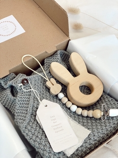 Set Jardinero + Portachupete + Juguete de agarre