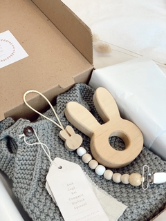 Set Jardinero + Portachupete + Juguete de agarre - comprar online