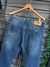 Calça jeans tradicional na internet