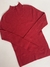 Suéter de media polera en color bordo, con manga larga y diseño ajustado.