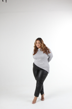 Blusa Canelada Corte Assimétrico - Moda Feminina Plus Size que valoriza suas curvas - Boutique Deva Rodrigues Plus - Curitiba