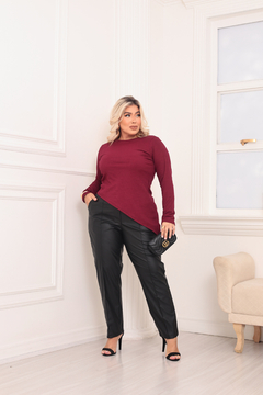 Blusa Canelada Corte Assimétrico - Moda Feminina Plus Size que valoriza suas curvas - Boutique Deva Rodrigues Plus - Curitiba