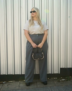 Calça Alfaiataria Candacy Kayla - Cinza - Moda Feminina Plus Size que valoriza suas curvas - Boutique Deva Rodrigues Plus - Curitiba