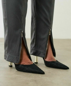 Calça Valquíria em Tecido Resinado com Elastáno. - Verde Militar - Moda Feminina Plus Size que valoriza suas curvas - Boutique Deva Rodrigues Plus - Curitiba
