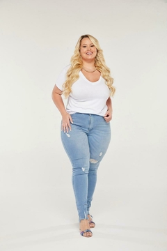 T-Shirt Miranda Básica Gola V - Moda Feminina Plus Size que valoriza suas curvas - Boutique Deva Rodrigues Plus - Curitiba