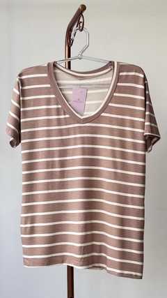 T-Shirt Listrada Viscolaycra Bruna - Moda Feminina Plus Size que valoriza suas curvas - Boutique Deva Rodrigues Plus - Curitiba