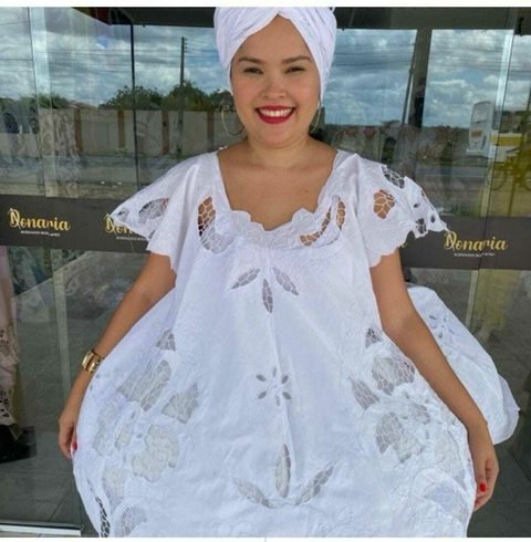 Bata Branca Bordada em Rechilieu