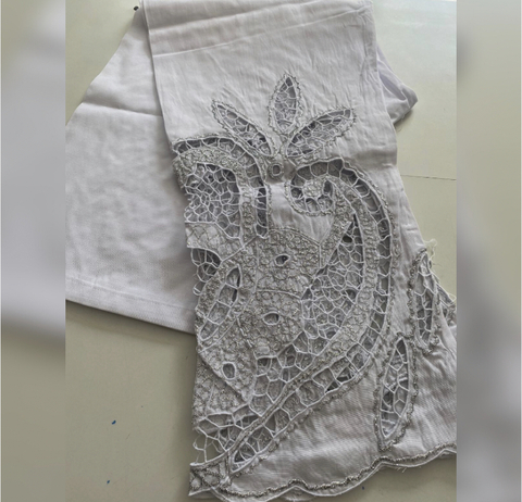 Calca Branca Unissex Bordado Rechilieu e detalhes em fio prata