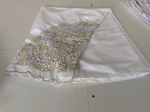 Calca Branca Unissex Bordado Rechilieu e detalhes em fio dourado