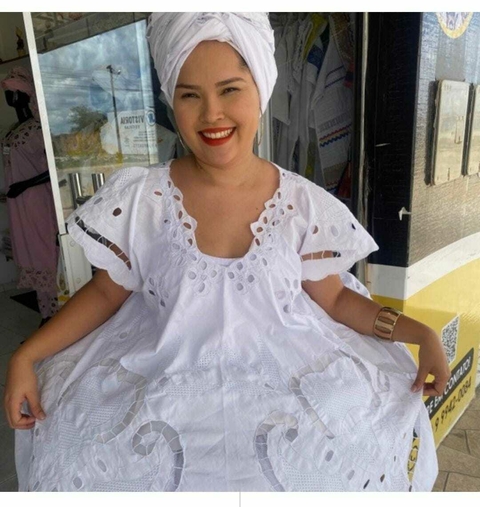 Bata Branca Bordada em Rechilieu