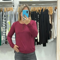 remera modal con botones - amarulas