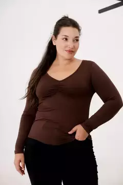REMERA FRUNCE ESCOTE V