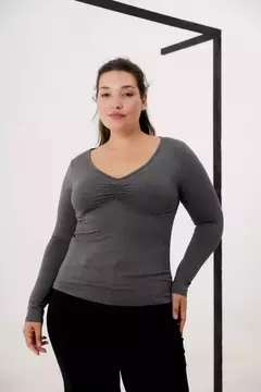 REMERA FRUNCE ESCOTE V en internet