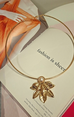 Choker Folha com Detalhe em Pérola