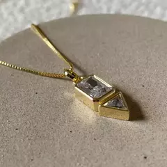 Colar Médio Pingente Geométrico com Strass na internet