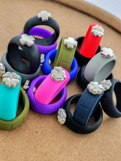 Anillos de silicona con dijes de plata - comprar online
