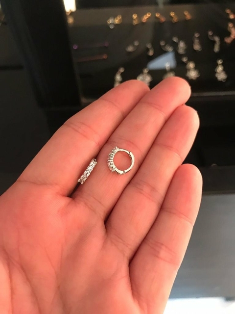 Argola prata com strass 1081