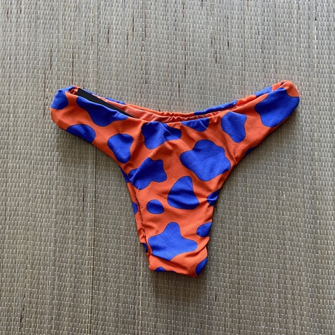 Calcinha MVT Asa Delta Estampada Laranja com Azul
