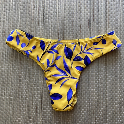 Calcinha MVT Asa Delta Estampada Amarela com flores Azuis