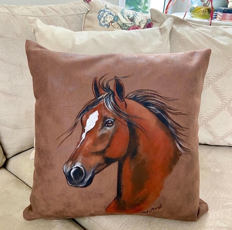 Almofada marrom corino cavalo castanho