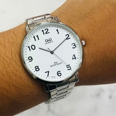 Reloj Q&Q QZ00J204Y-1 malla de acero plateado para caballero