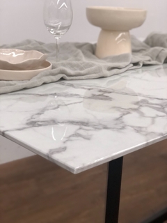 Mesa Moncloa Símil Mármol Base Caño Símil Madera y Base Caño Negra - Veró Amoblamientos