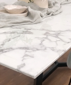 Mesa Moncloa Símil Mármol Base Caño Símil Madera y Base Caño Negra - tienda online
