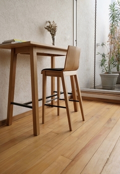 Banqueta Madera Clara Tapizado Ecocuero Negro - comprar online