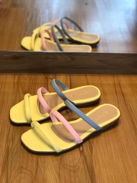 Rasteira flat amarela três tiras multicolor