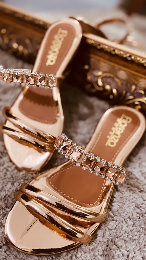 Rasteira Flat Ouro Ligth Metalizada com Pedras