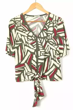 BLUSA Caroll 25109 VNZ EST DET LISO AMARRACAO FRENTE na internet
