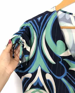 Imagem do BLUSA Caroll 24657 DEC V DET DE AMARRAR NA MANGA VISCOSE SHINE