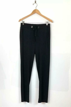 Calça Caroll 20874 malha com ilhos no coz com elastico elastico - Loja de Roupas A Praça 