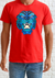 Camiseta vermelha com estampa de tigre em azul e preto, modelo masculino.
