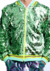Jaqueta furta-cor com paetês verdes brilhantes e detalhes em amarelo e azul, usada por uma pessoa.