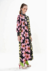 vestido longo colorido com estampa de flores e smiles com fundo preto