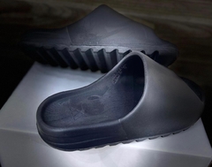 Chinelo Adidas Yeezy "Bonekanye West X Yeezy Slide