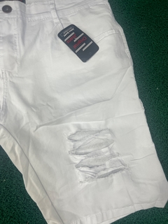 Bermuda branca jeans rasgada na internet