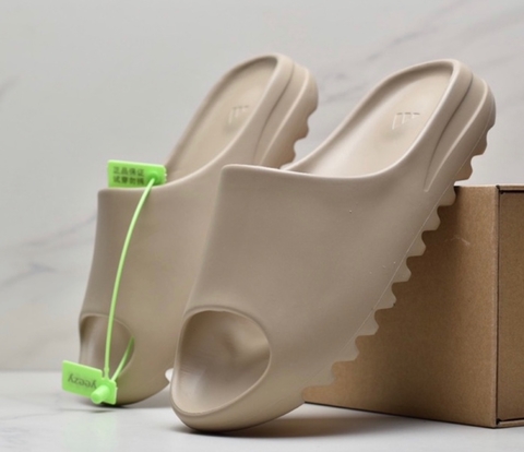 Chinelo Adidas Yeezy "Bonekanye West X Yeezy Slide