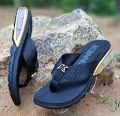 CHINELO KENNER ORAK PRETO E DOURADO na internet