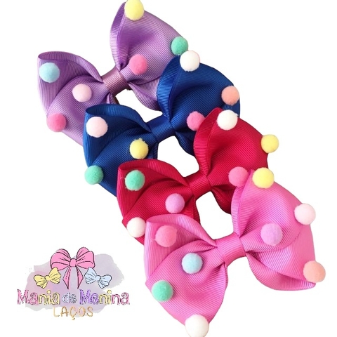 Laço cruzado com aplicação de pompons