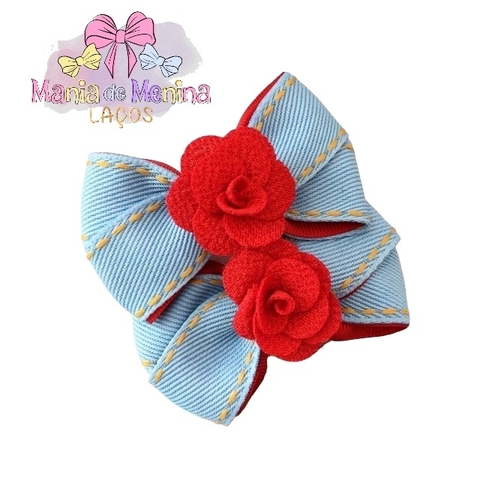 Laço cruzado com aplicação de flores