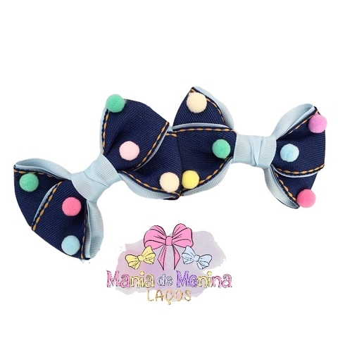 Laço cruzado com aplicação de pompons na presilha