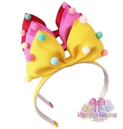 Arco modelo em pé com aplicação de pompons