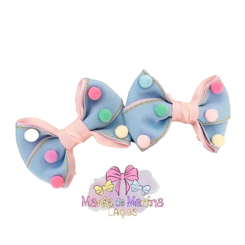 Laço cruzado na presilha com aplicação de pompons