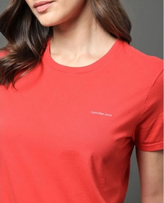 CAMISETA FEMININA CALVIN KLEIN JEANS LOGO MINI VERMELHA - comprar online