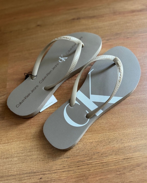 CHINELO CALVIN KLEIN JEANS FEMININO CAQUI