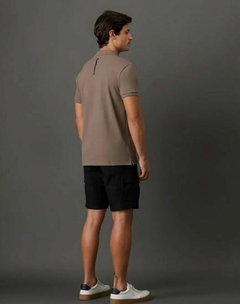 POLO CALVIN KLEIN JEANS LOGO BORDADO CAQUI na internet